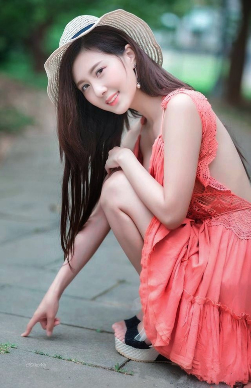 首先,根据你的关键词,我构思一个能体现唯一性和戏剧张力的标题